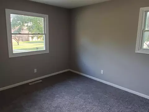 206 W Spring St, Eldridge, IA 52748 photo 5