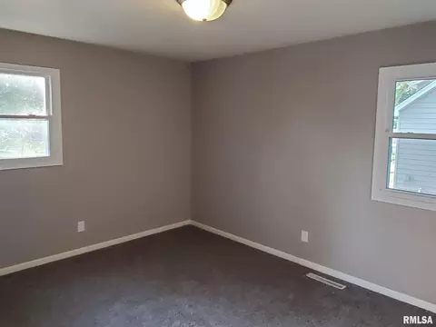 206 W Spring St, Eldridge, IA 52748 photo 7