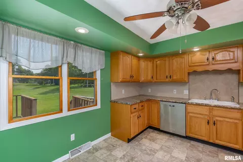 909 14th St, Silvis, IL 61282 photo 6