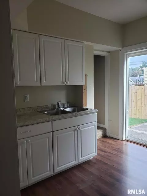 2530 4th St, Moline, IL 61265 photo 8