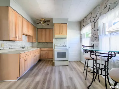2020 13th St, Moline, IL 61265 photo 4