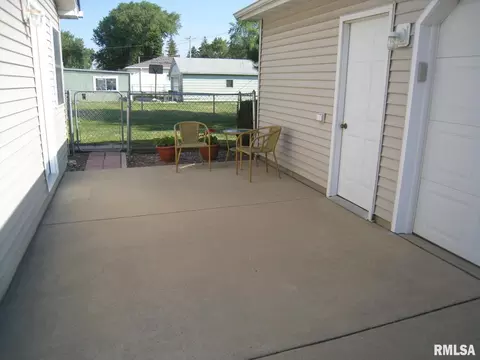 2413 10th St, Silvis, IL 61282 photo 9