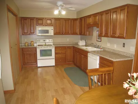 2413 10th St, Silvis, IL 61282 photo 4