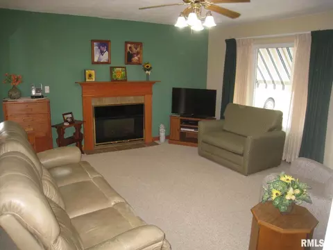 2413 10th St, Silvis, IL 61282 photo 2