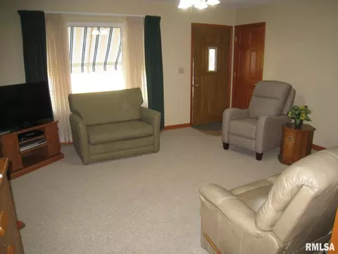 2413 10th St, Silvis, IL 61282 photo 3