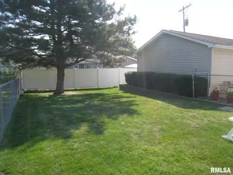 2413 10th St, Silvis, IL 61282 photo 11