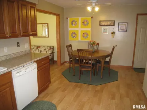 2413 10th St, Silvis, IL 61282 photo 5