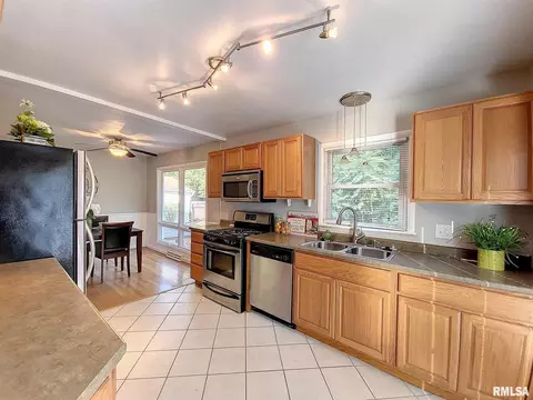 127 Cliff Ct, Silvis, IL 61282 photo 11