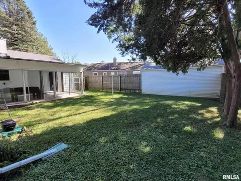 971 40th St, Moline, IL 61265 photo 2
