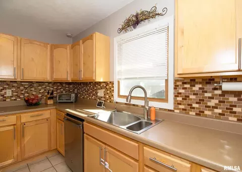1826 45th St, Moline, IL 61265 photo 6