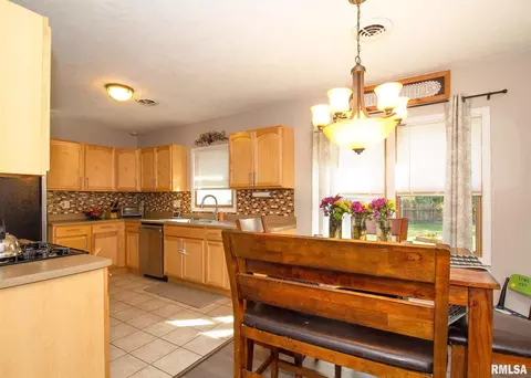 1826 45th St, Moline, IL 61265 photo 4