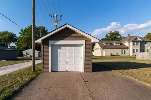 104 N 4th St, Eldridge, IA 52748 photo 25