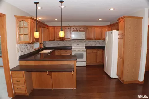 106 N 5th St, Fulton, IL 61252 photo 5