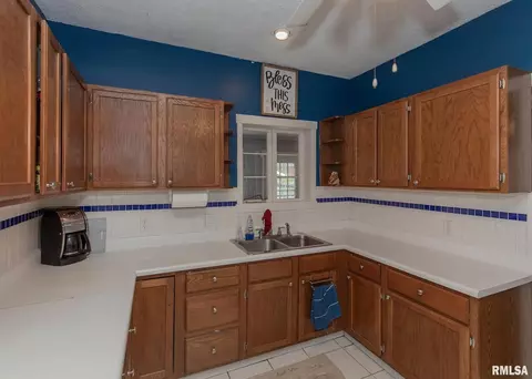 209 13th St, Silvis, IL 61282 photo 10