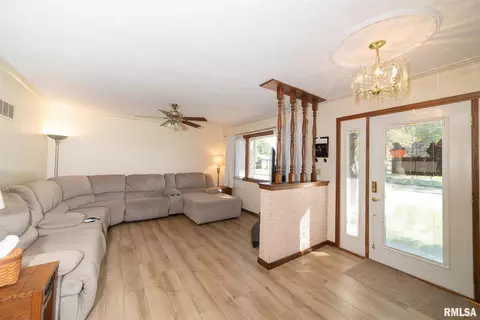 1103 6th Ave, Silvis, IL 61282 photo 3