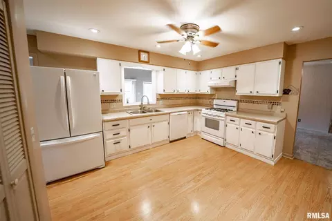 1519 14th St, Silvis, IL 61282 photo 6