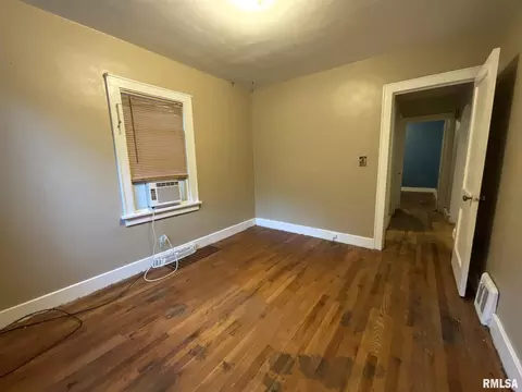 521 39th St, Moline, IL 61265 photo 2