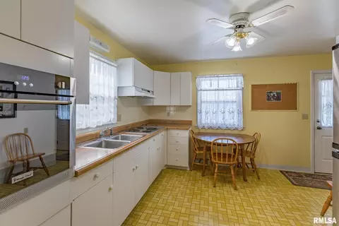 3213 4th St, Moline, IL 61265 photo 3