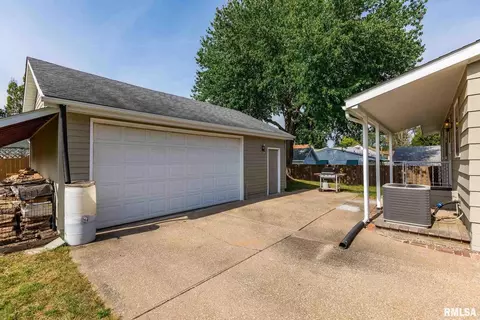 3213 4th St, Moline, IL 61265 photo 2