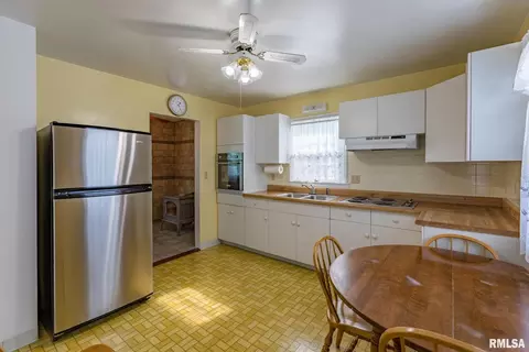 3213 4th St, Moline, IL 61265 photo 4