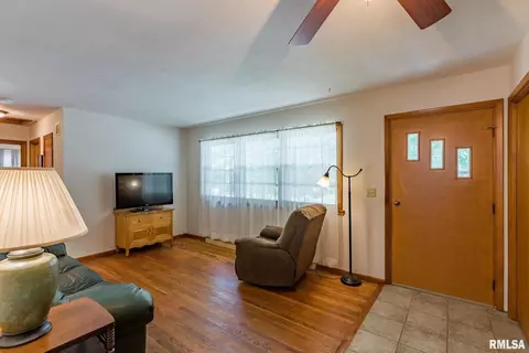 3213 4th St, Moline, IL 61265 photo 5