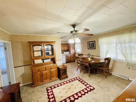 606 NW 3rd St, Aledo, IL 61231 photo 4
