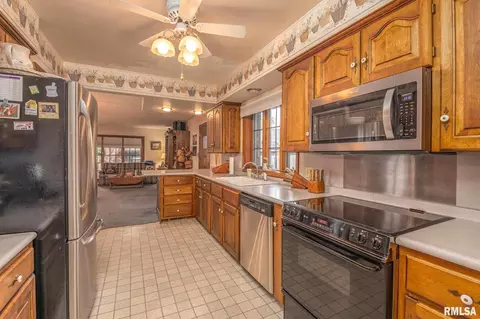 1025 54th St, Moline, IL 61265 photo 14