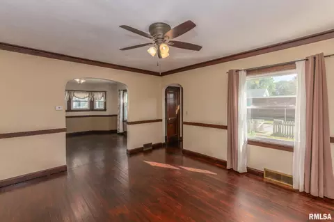 2547 5th St, Moline, IL 61265 photo 5