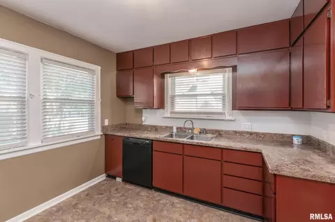 2547 5th St, Moline, IL 61265 photo 9