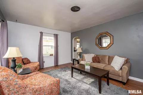 2421 47th St, Moline, IL 61265 photo 4