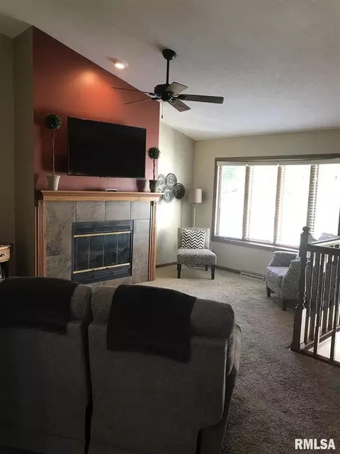 805 14th St, Silvis, IL 61282 photo 11