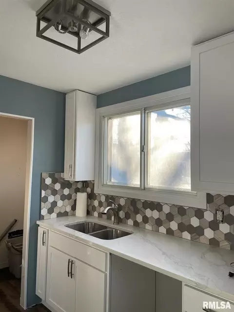 1311 39th St, Moline, IL 61265 photo 8