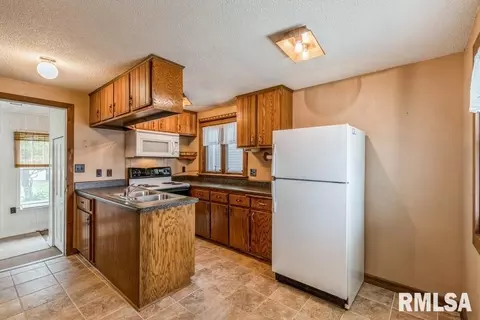 2382 28th St, Moline, IL 61265 photo 4