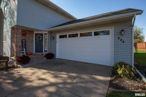 224 Dammann Dr, Eldridge, IA 52748 photo 2
