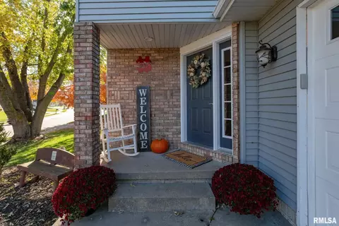 224 Dammann Dr, Eldridge, IA 52748 photo 3