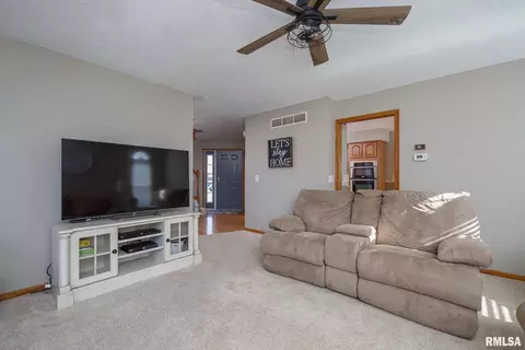 224 Dammann Dr, Eldridge, IA 52748 photo 14
