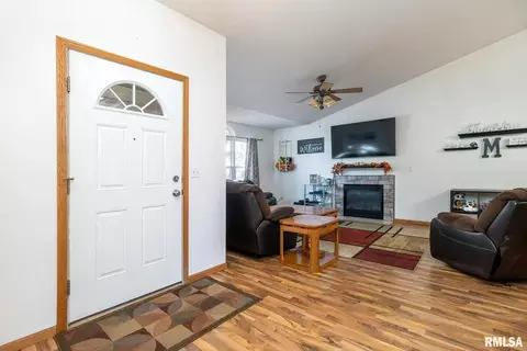 326 8th Ave, Hampton, IL 61256 photo 4