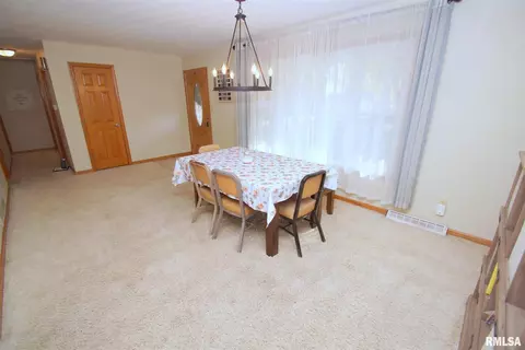 42 Park Ave, Eldridge, IA 52748 photo 3