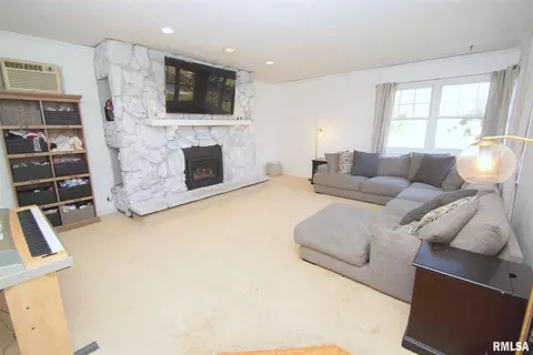 42 Park Ave, Eldridge, IA 52748 photo 17