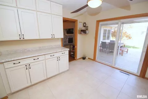 42 Park Ave, Eldridge, IA 52748 photo 13