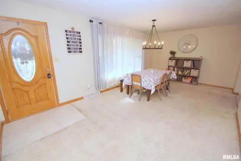 42 Park Ave, Eldridge, IA 52748 photo 2