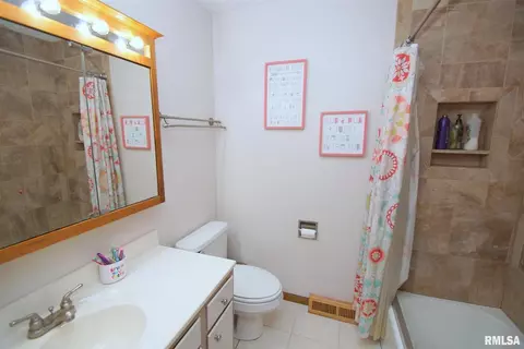 42 Park Ave, Eldridge, IA 52748 photo 9