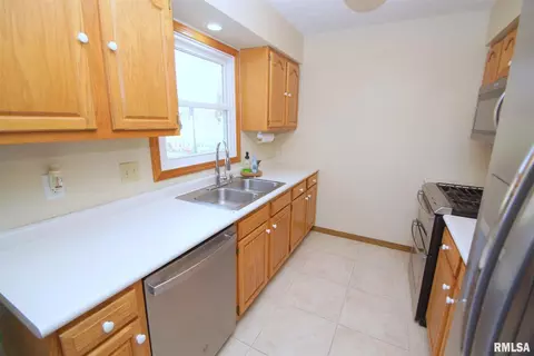 42 Park Ave, Eldridge, IA 52748 photo 11