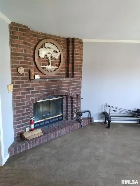 1657 E Circle Dr, Clinton, IA 52732 photo 5