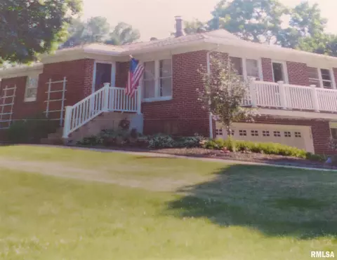 1657 E Circle Dr, Clinton, IA 52732 photo 1
