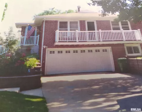 1657 E Circle Dr, Clinton, IA 52732 photo 2