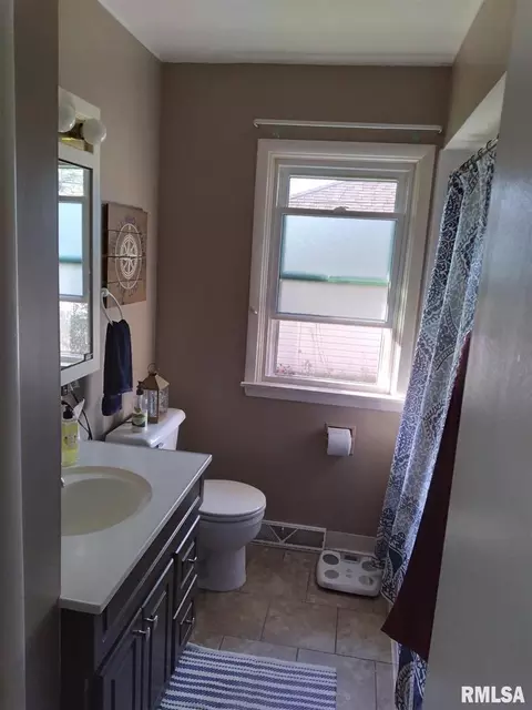 1657 E Circle Dr, Clinton, IA 52732 photo 9