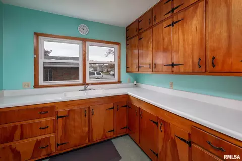 411 10th Ave, Silvis, IL 61282 photo 2