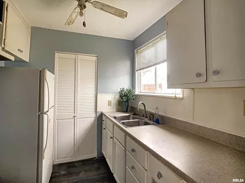 967 40th St, Moline, IL 61265 photo 5