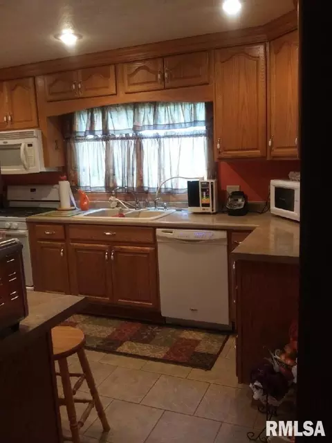910 10th St, Silvis, IL 61282 photo 16